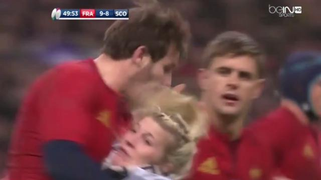 Quand Camille Lopez plaque une ramasseuse de balle.