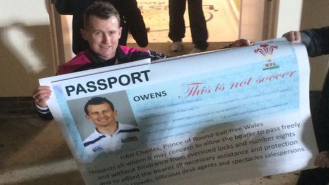 INSOLITE. Nigel Owens bloqué à l'aéroport pour un problème de passeport et chambré par les fans du Leinster