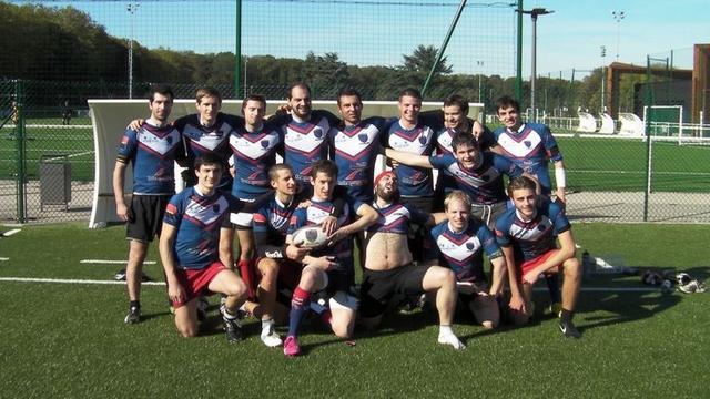 Les Servals de Vanves jouent au rugby pour le plaisir.