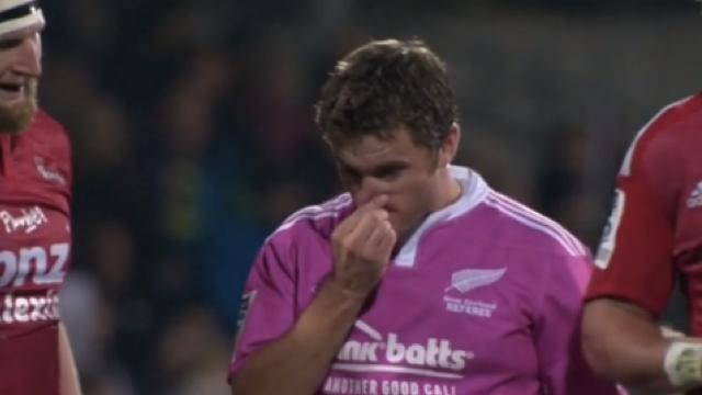 VIDÉO. INSOLITE. Quand l'arbitre Nick Briant se prend un ballon en pleine poire... et réagit avec humour