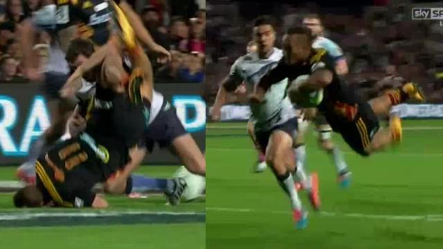 Super Rugby. Tim Nanai-Williams se fait retourner puis s'envole. 