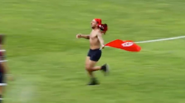 VIDEO. INSOLITE. Un streaker en slip casse les reins des stadiers après avoir caliné Nyanga