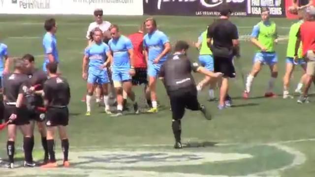 AMATEUR. Un supporter déguisé en arbitre danse sur LMFAO. 