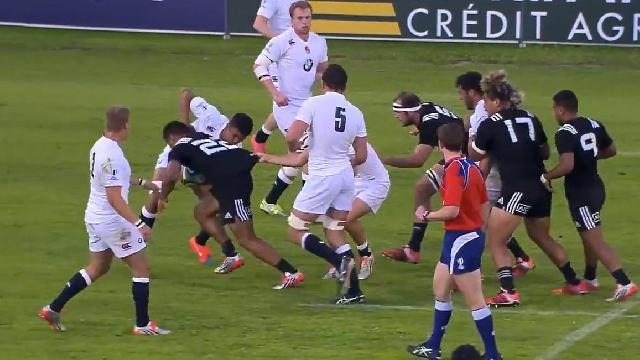 Le Baby Black Vincent Aso pose 3 joueurs pour planter un essai de 40m.