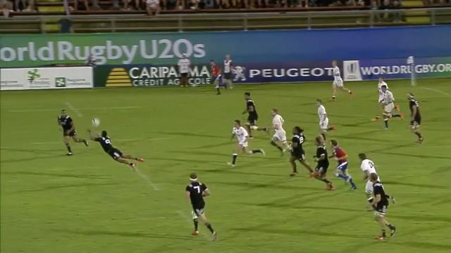 Le Baby Black Te Toiroa Tahuriorangi tente de s'envoler.