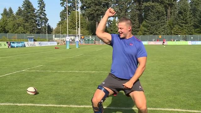 Le pilier canadien Jason Marshall célèbre son petit exploit avec style.