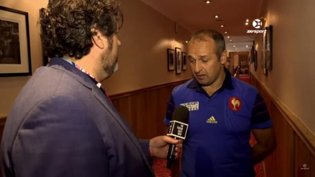 VIDEO. XV de France : Philippe Saint-André chambre un journaliste néo-zélandais sur... ses chaussures