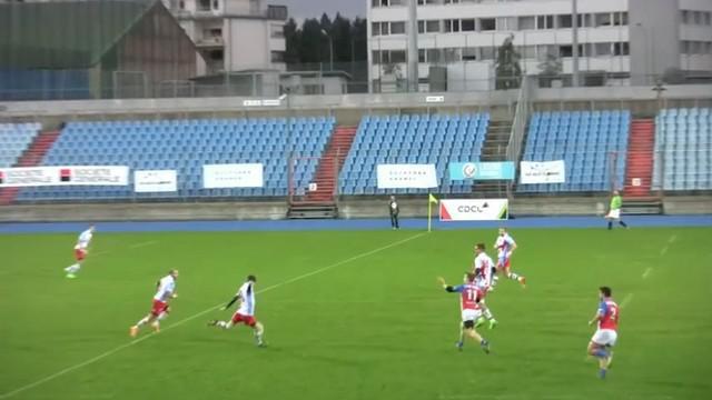 Il capte un dégagement et claque un drop de 50 mètres sans forcer.