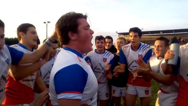 Les juniors de Bénéjacq donnent de la voix sur la chanson du tracteur.