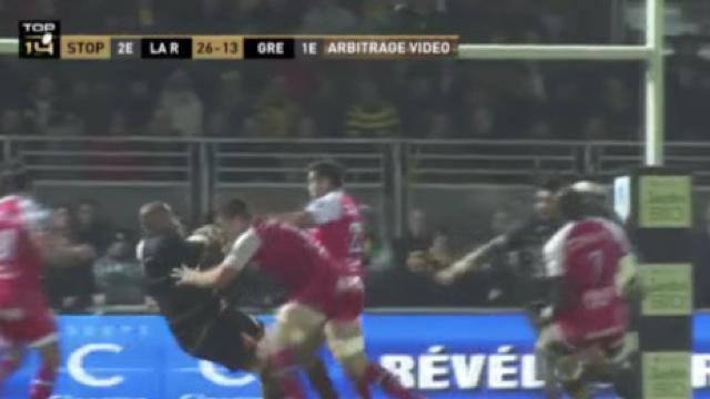 VIDÉO. ASR - FCG. Nigel Hunt fait voler Jone Qovu et ses 130 kilos avec un bon gros caramel