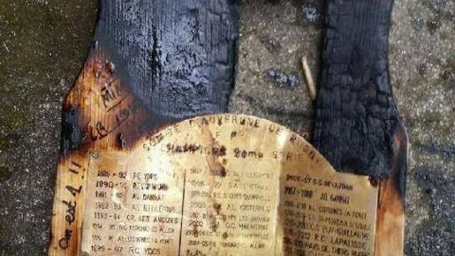 Chamalières sanctionné par son comité après avoir fait brûler son bouclier. / Crédit Photo : <a href='https://www.facebook.com/jeanyves.dijol/posts/554884281351816' target='_blank' rel='nofollow'>Jean-Yves Dijol </a>