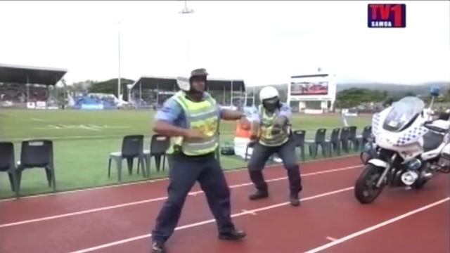 La police samoane fait le show pendant le match.