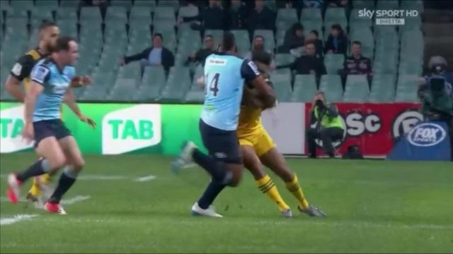 Julian Savea renverse Taqele Naiyaravoro.