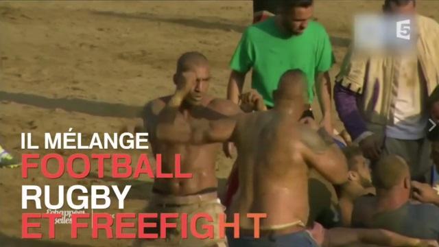 VIDEO. INSOLITE : découvrez le Calcio Storico, sport mélangeant le rugby au football... et au freefight