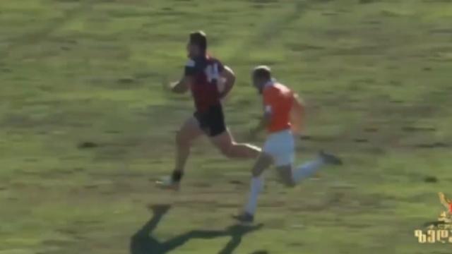 Cet officiel géorgien a de sacrées cannes.