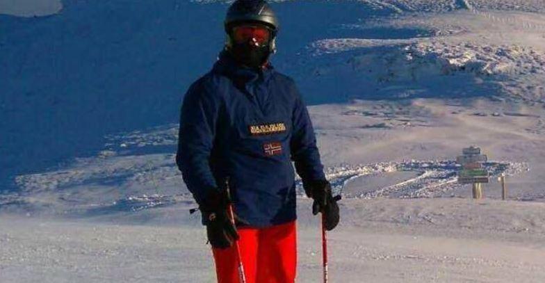 Quentin Claveyroles en costume traditionnel cantalien dans sa version été.