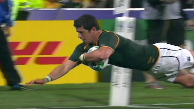 Morné Steyn sous le maillot des Springboks qui plonge pour aplatir dans l'en-but. @World Rugby.