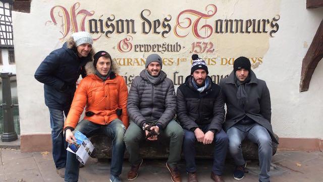 Les cinq joueurs de Graulhet posent devant la maison des Tanneurs, un célèbre établissement strasbourgeois.