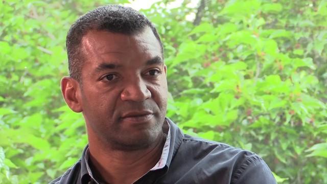 Émile Ntamack est attentif au jeu pratiqué par le XV de France.