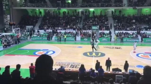 Yannick Nyanga en mode NBA.