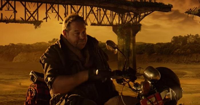 VIDEO. WTF : déguisé en biker en pleine Apocalypse, Steve Hansen crée la polémique pour une publicité