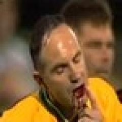 L'arbitre obligé de sortir la bouche en sang après un coup de tête de Capo Ortega