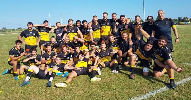 Les jeunes du Stade Rochelais posent après leur victoire en terres catalanes.