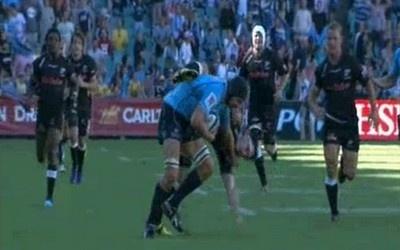 Dean Mumm raffute son adversaire et le plante dans le gazon ! 