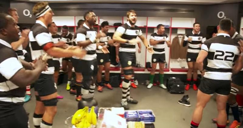 La préparation en chanson des Barbarians, une minute avant le coup d'envoi.