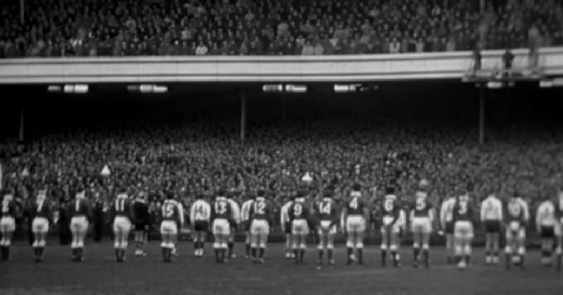La finale de la 1ère Coupe du monde a lieu à l'Arms Park de Cardiff en 1955.