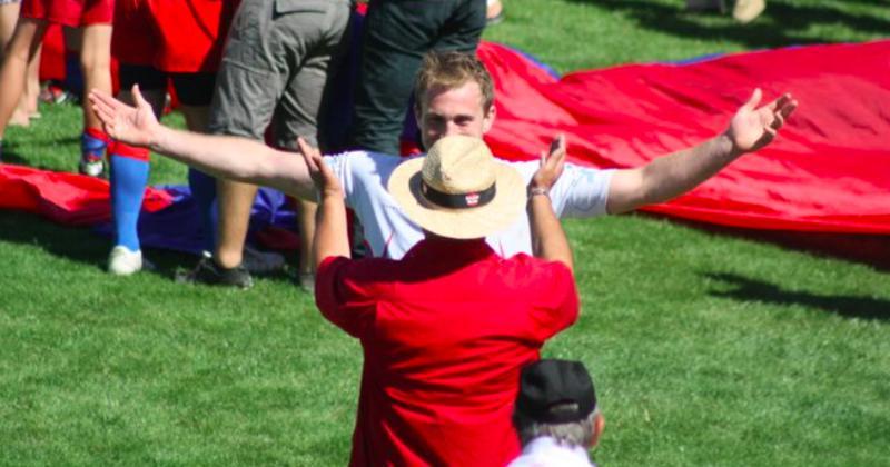 Le chouchou est toujours félicité à la fin du match. ©Crédit photo Agnès Picard