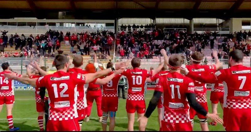 Les joueurs de Beauvais en communion avec leur supporters. Crédit photo : Beauvais XV Rugby Club Officiel