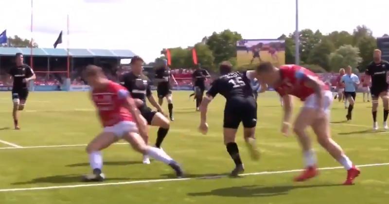 Saracens : Alex Goode enrhume deux adversaires dans un mouchoir de poche avec un superbe coup de rein ! [VIDEO]