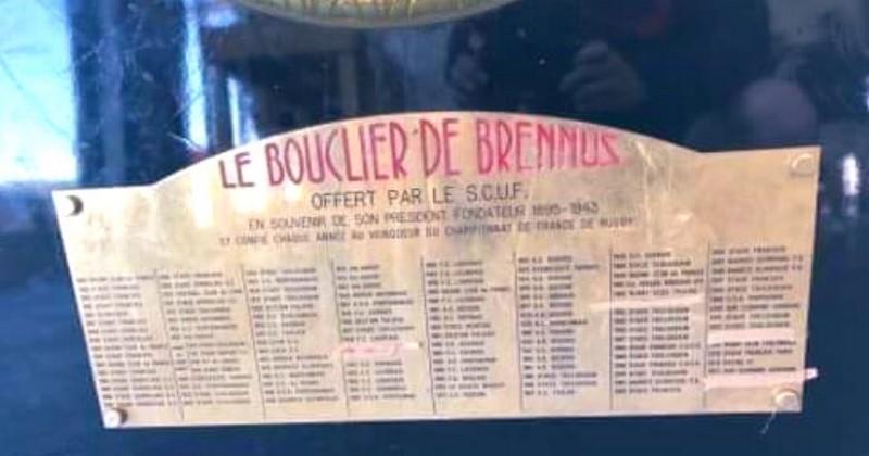 WTF - Qui a caché les titres de Castres sur le Brennus avec du sparadrap ?