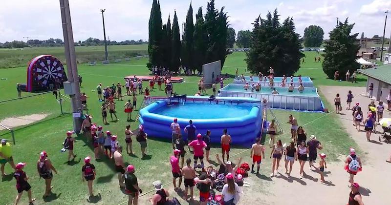 Une piscine et du soleil ? Tu veux quoi de plus ? Du rugby ?