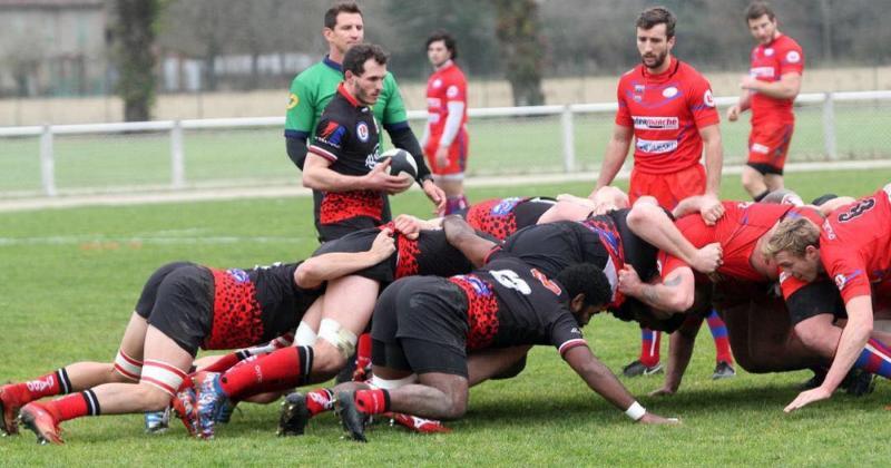 Gilen Queheille., en rouge, sous le maillot de Lavaur. Le demi de mêlée évolue aujourd'hui à Colomiers.