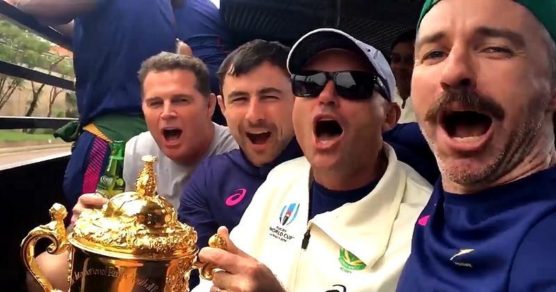 Le staff de l'Afrique du Sud s'éclate après le titre.