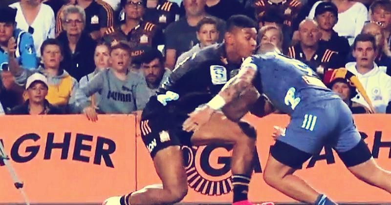 Super Rugby - TJ Perenara n'a pris qu'un jaune pour ce plaquage haut sur Solomon Alaimalo.