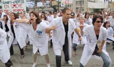 A Toulouse, les employés de Sanofi manifestent... en faisant le Haka ! 