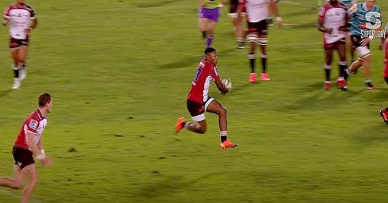 Le centre des Lions Wandisile Simelane attire tous les regards.