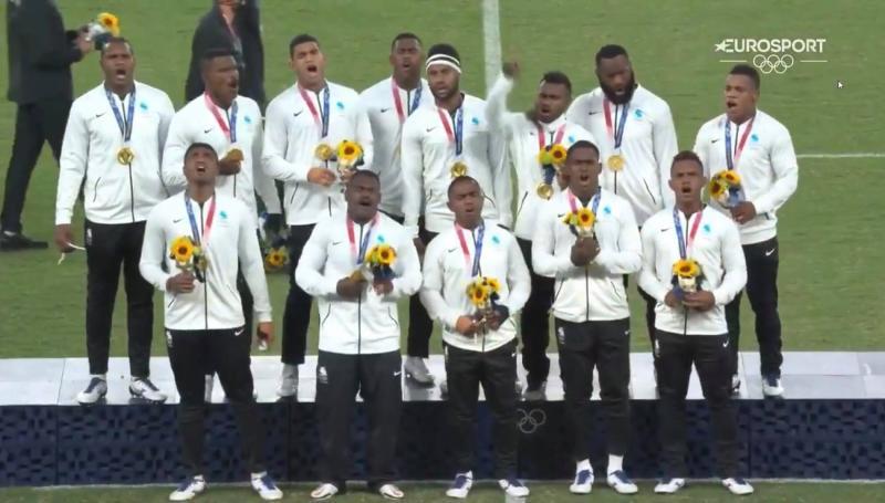 VIDEO. Sur le podium olympique, les Fidjiens nous offrent un sublime chant plein d'émotions