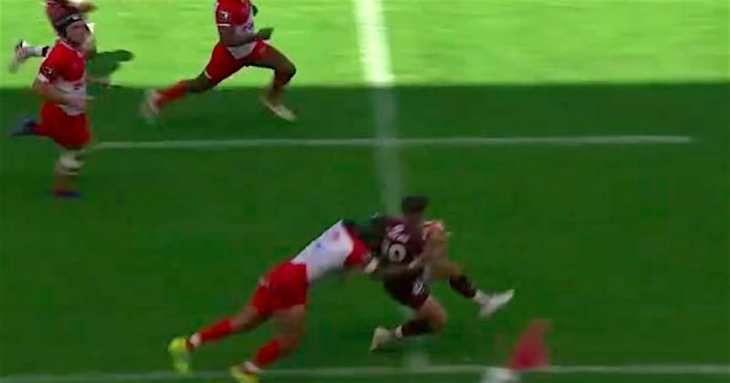 VIDEO. Voilà ce qu'il se passe quand un enfant (Jalibert) rencontre un adulte (Saili) le long de la touche !