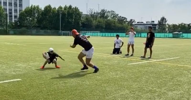 Le jeune japonais épate le monde avec ses crochets dévastateurs.