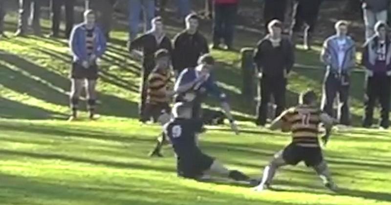 L'arbitre est resté dans son rôle en sifflant en tombant.