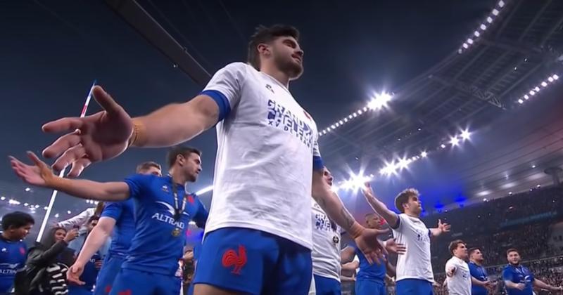 Romain Ntamack et le reste du XV de France célébrant le Grand Chelem 2022 avec les supporters présents au Stade de France.