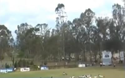 Des rugbymen argentins subissant une fusillade en plein match !