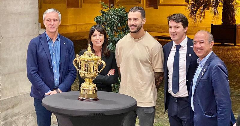 Cédric Coll, aux côtés du Toulousain Sofiane Guitoune, avec la Coupe du monde de rugby. Photo : @dunaljonnhy