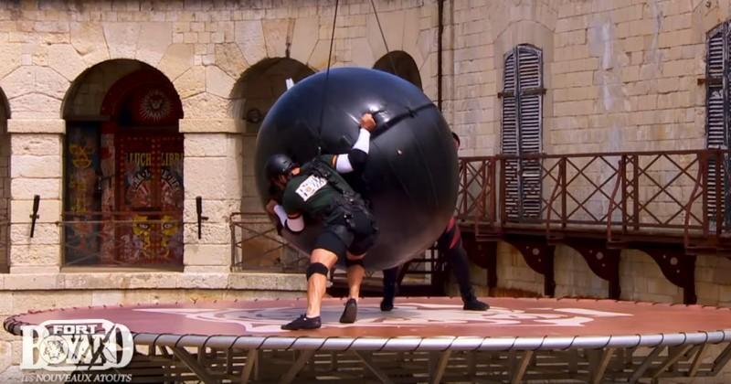 Les fans de rugby ont retrouvé Yoann Huget, l'ancien ailier du Stade Toulousain et du XV de France, dans une tout autre arène : celle de ''Fort Boyard''. Crédit image : Screenshot France 2