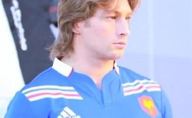 Dimitri Szarzewski embrasse les dauphins avant de rentrer à Paris