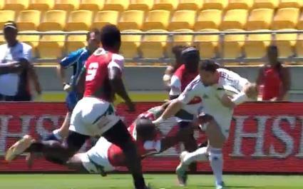 Le Français profite de la mauvaise défense des Kenyans.